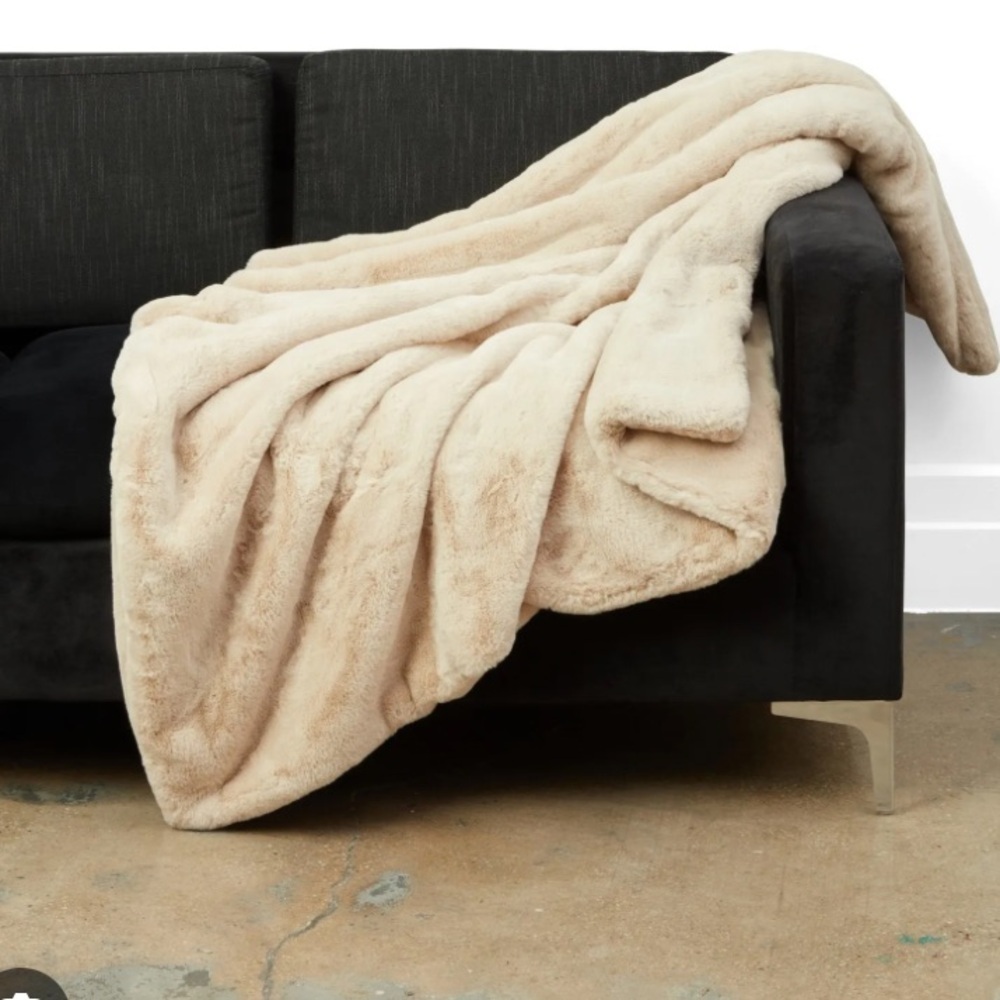 APPARIS Faux Fur Brady Blanket light brown new with tags